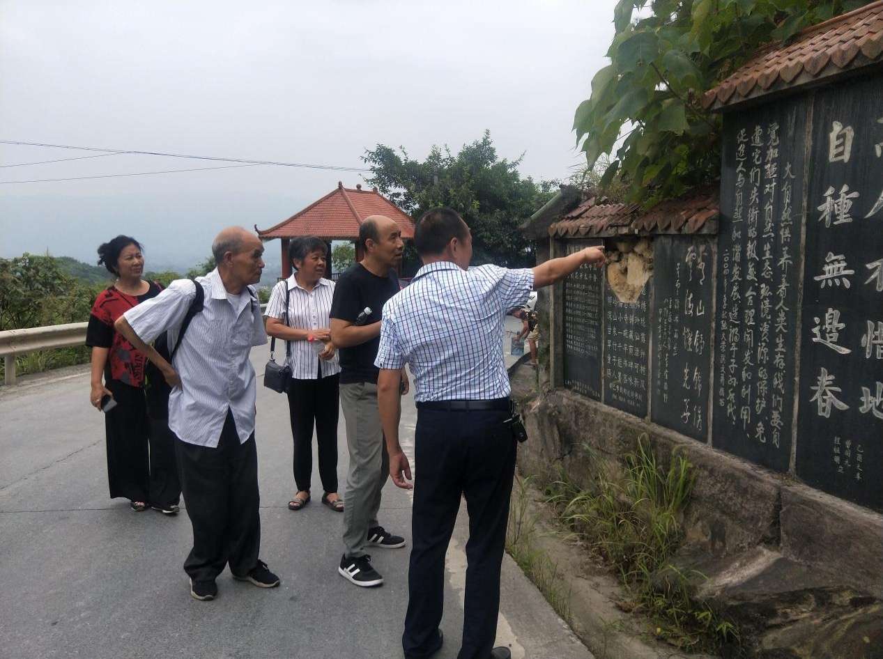 一群人在街道上走 描述已自动生成