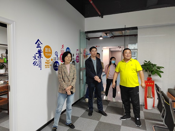 街道相关负责人走访辖区企业。龙山街道办事处供图 华龙网发