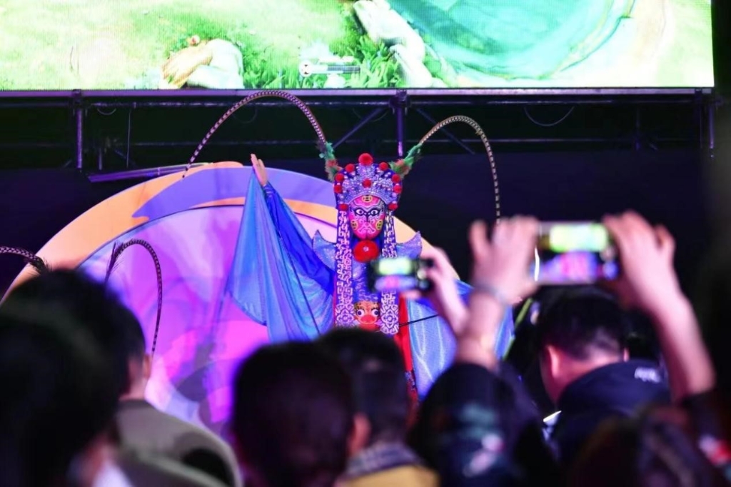 现场还有Cosplay、演唱、投壶、猜灯谜以及各种非遗展演。 南岸区委宣传部供图 华龙网发