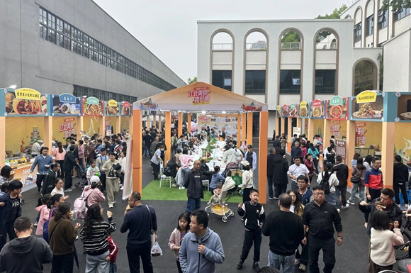 图2   游客在美食体验展游玩。江北区融媒体供图 华龙网发