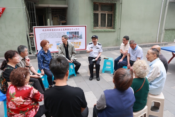 江北区公安分局观音桥商业区派出所渝北社区民警江涌组织辖区群众开展院坝会。江北区委宣传部供图