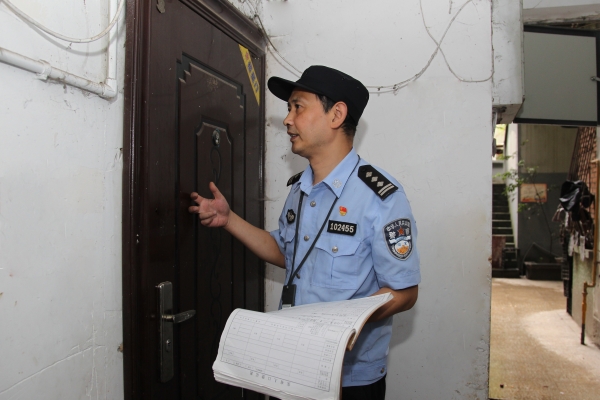 江北区公安分局观音桥商业区派出所渝北社区民警江涌在辖区开展入户登记。江北区委宣传部供图