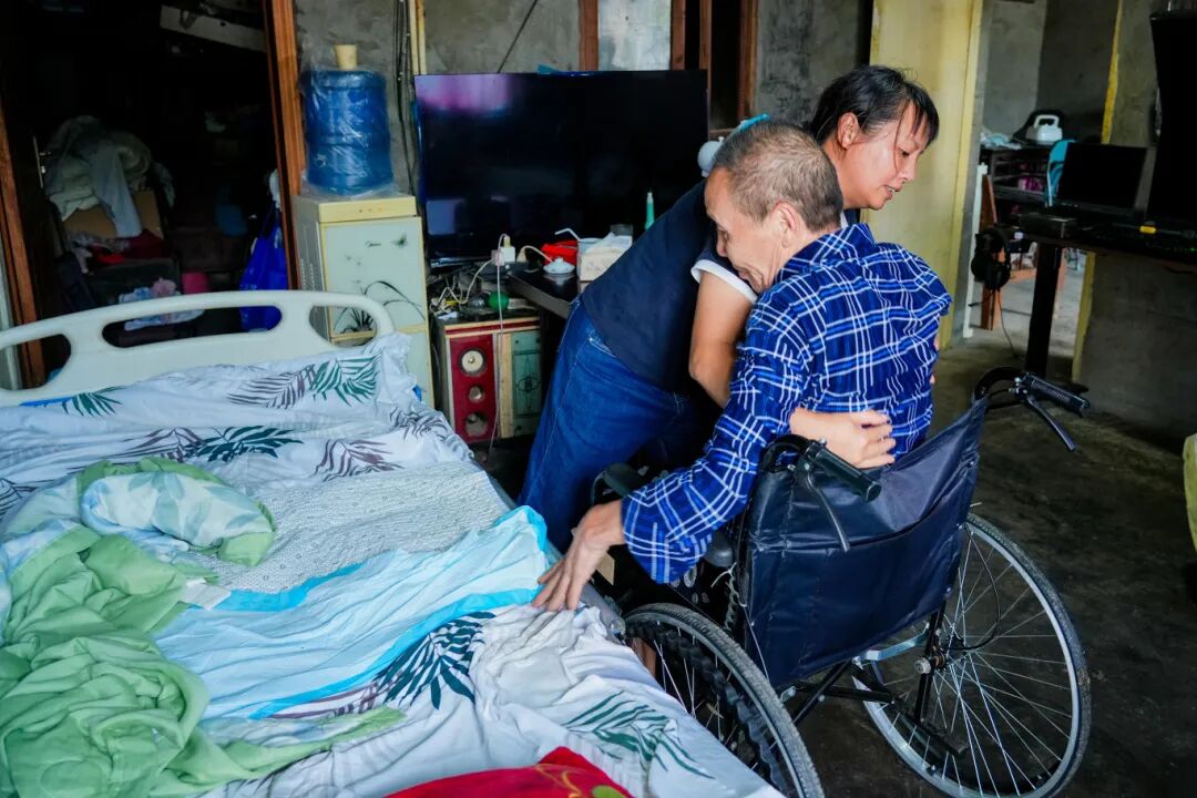 每天，文光学要费劲地把父亲文德元抱到轮椅(4550432)-20250912161838.jpg