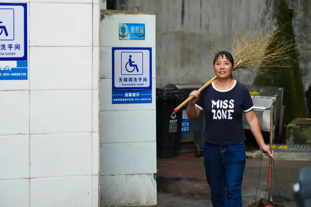 文光学匆匆赶往镇上进行一天的保洁工作。记(4550442)-20250912161857.jpg