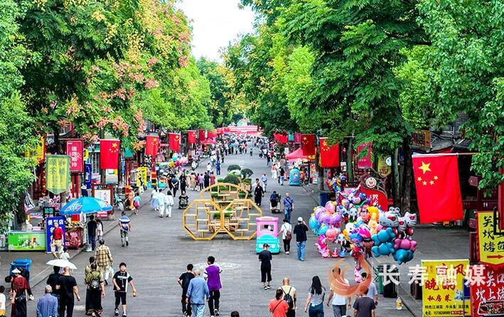 国庆首日菩提古镇游人如织+袁志龙