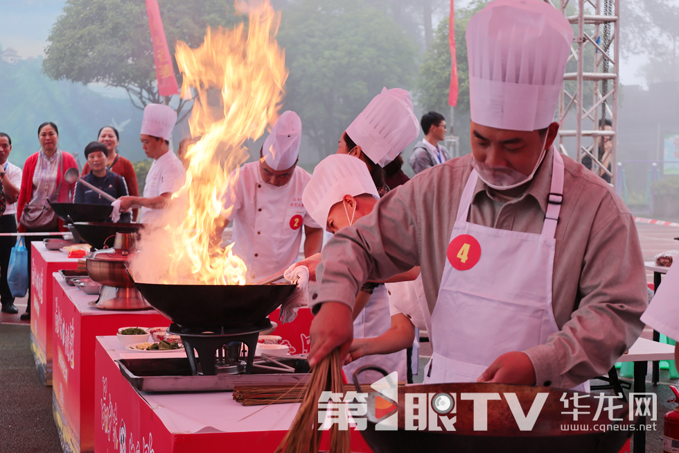 10月17日,永川区“品乡味·为爱跑”乡村厨艺大赛在何埂镇石笋山举行。第1眼TV-华龙网记者 张颖绿荞 摄