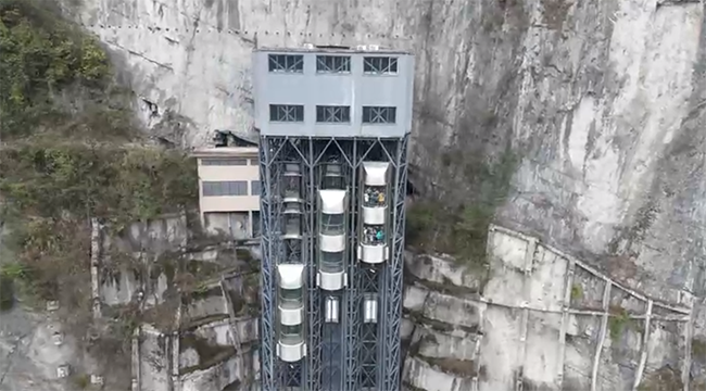 堪比科幻版“太空电梯”，重庆悬崖上360度旋转电梯超震撼！